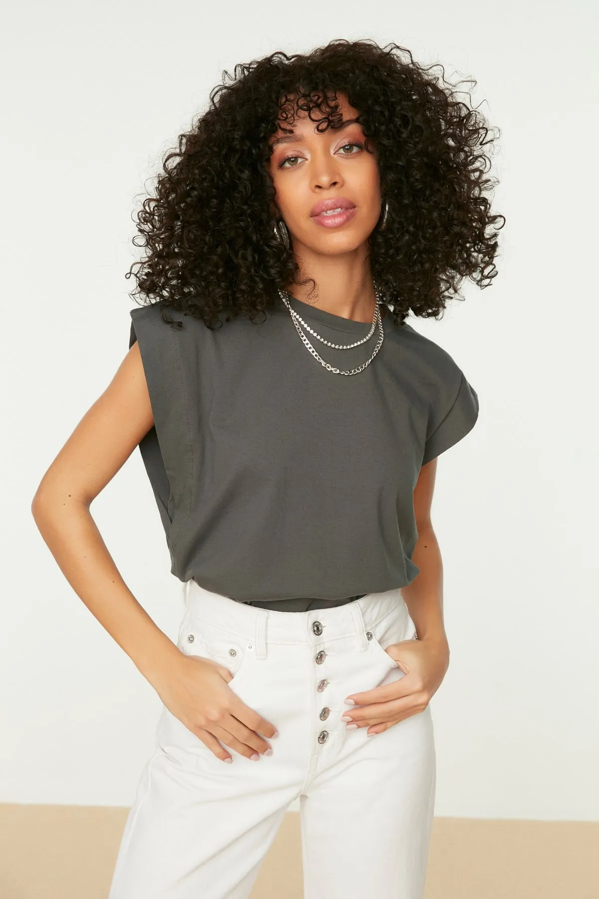 Trendyol Collection  Anthrazitfarbenes Basic-Strick-T-Shirt mit Rundhalsausschnitt aus 100 % Baumwollwatte TWOSS20TS0021