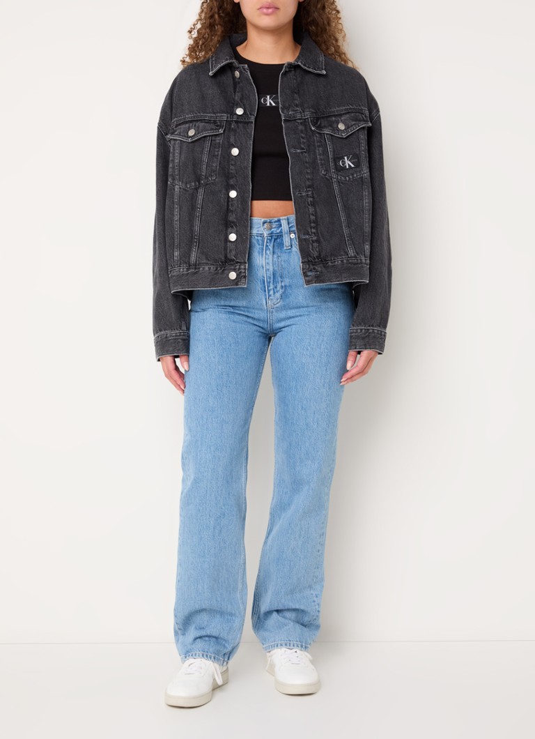 Giacca di jeans Calvin Klein con logo e tasche sul petto.