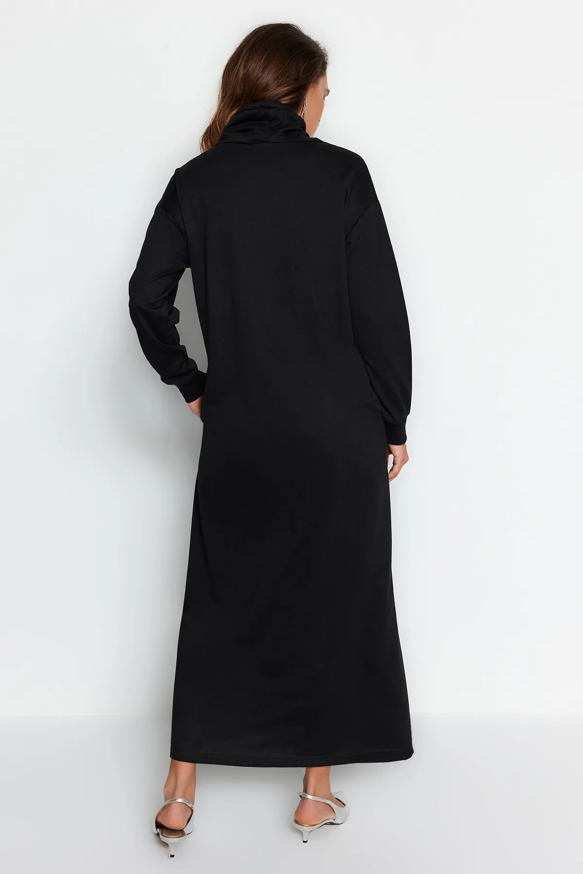 Trendyol Modest  Schwarzes Maxi-Strickkleid mit Degaje-Kragen und Spitzendetail TCTSS22EB0132