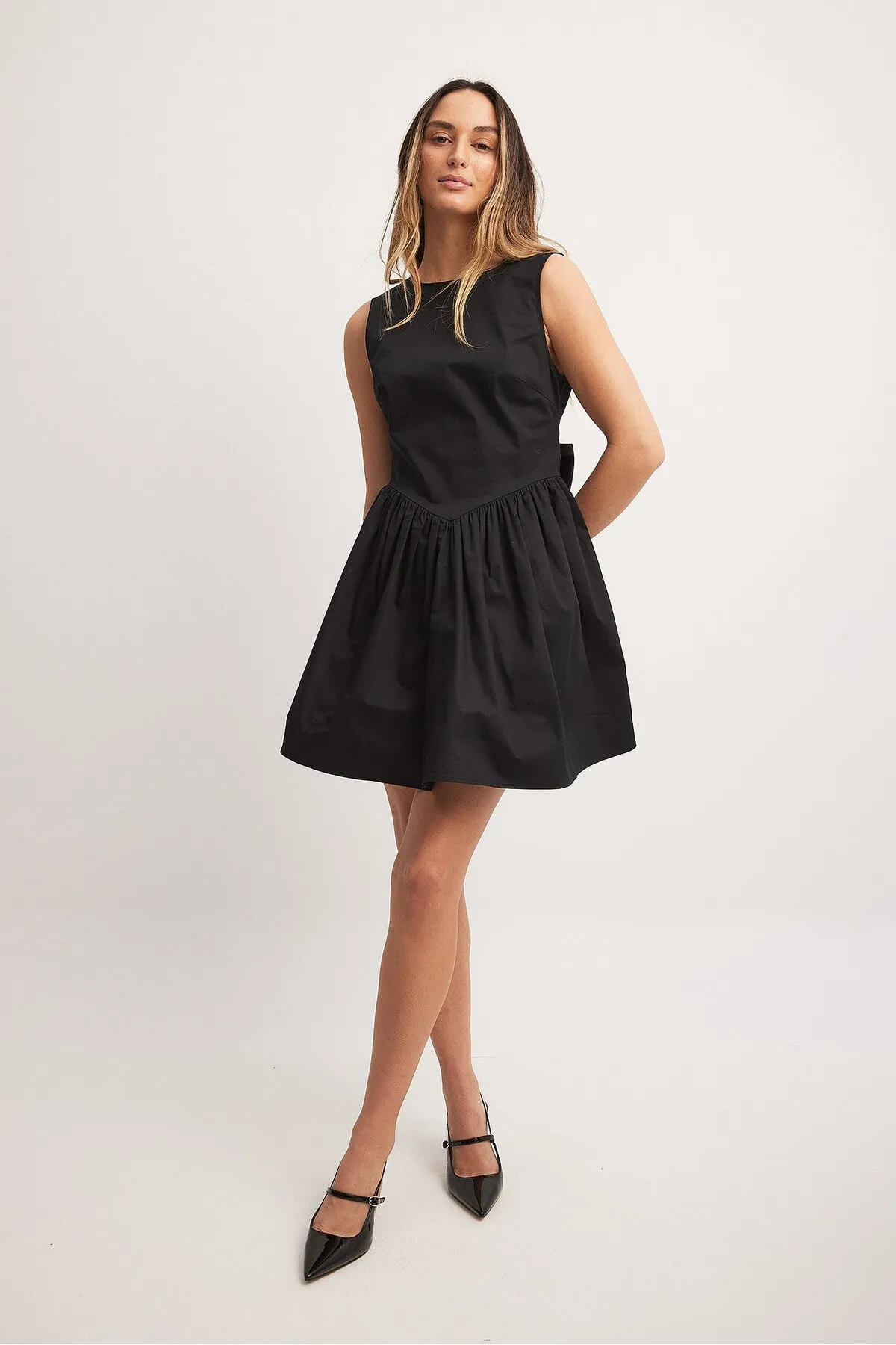 NA-KD  Minikleid mit tiefem Rückenausschnitt und Schleifendetail