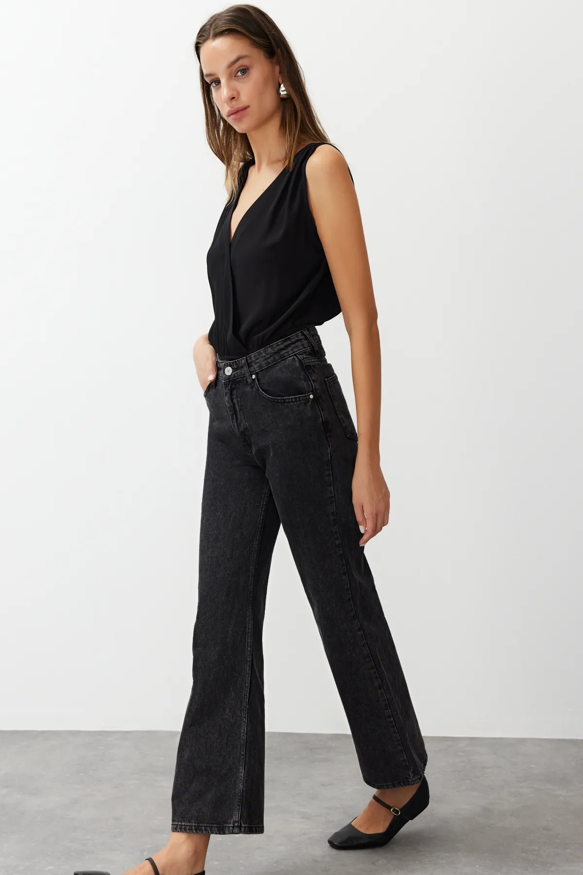 Trendyol Collection  Schwarze Jeans mit hoher Taille und weitem Bein TWOAW24JE00157