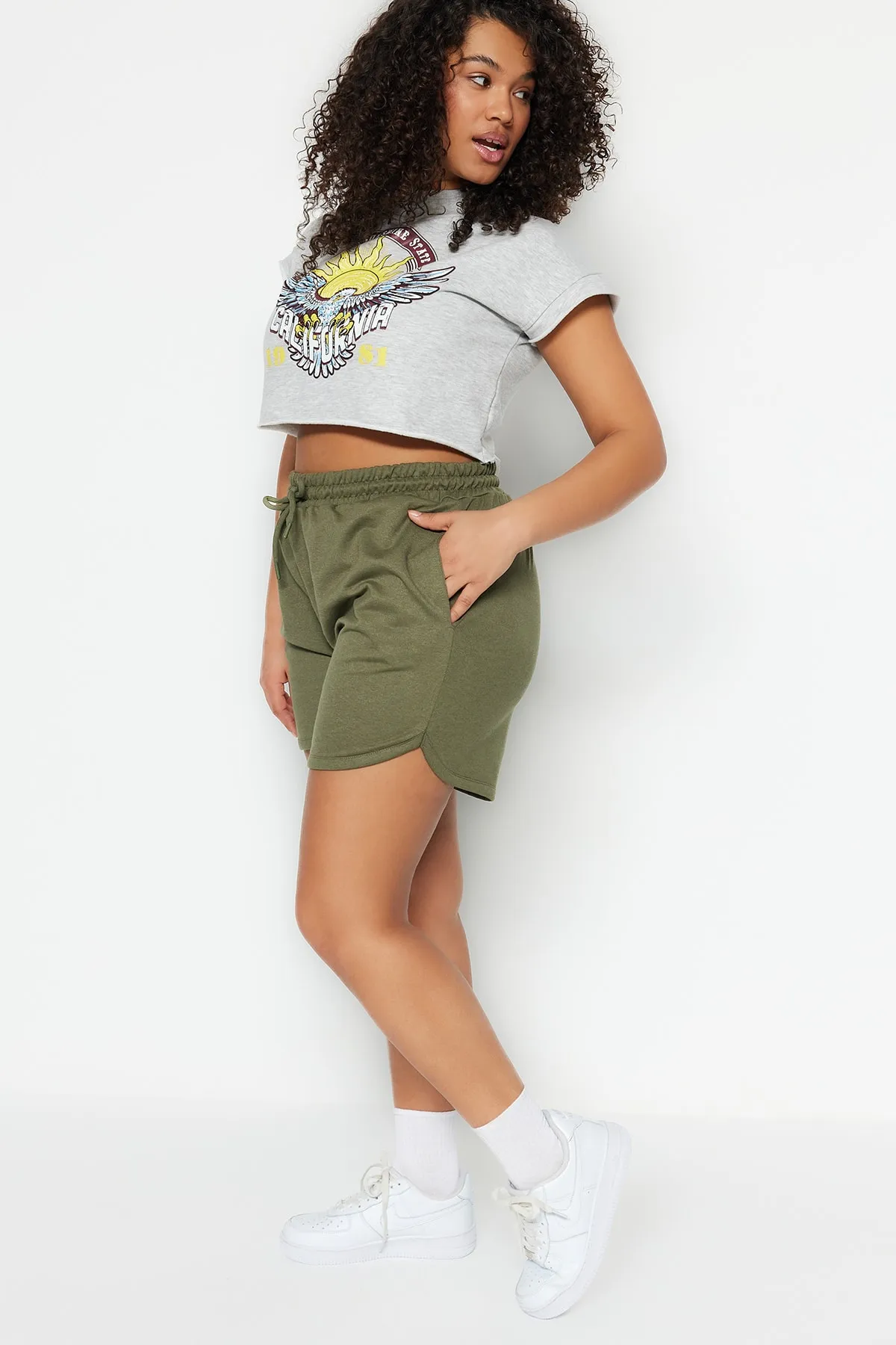 Trendyol Curve  Khakifarbene dünne Strickshorts TBBSS23AP00002