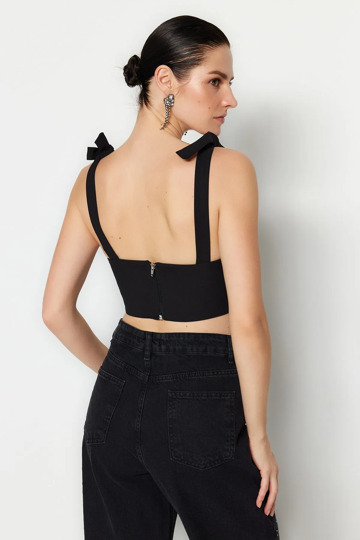 Trendyol Collection  Schwarzes, bauchfreies Bustier mit BügelTPRSS22BS0024
