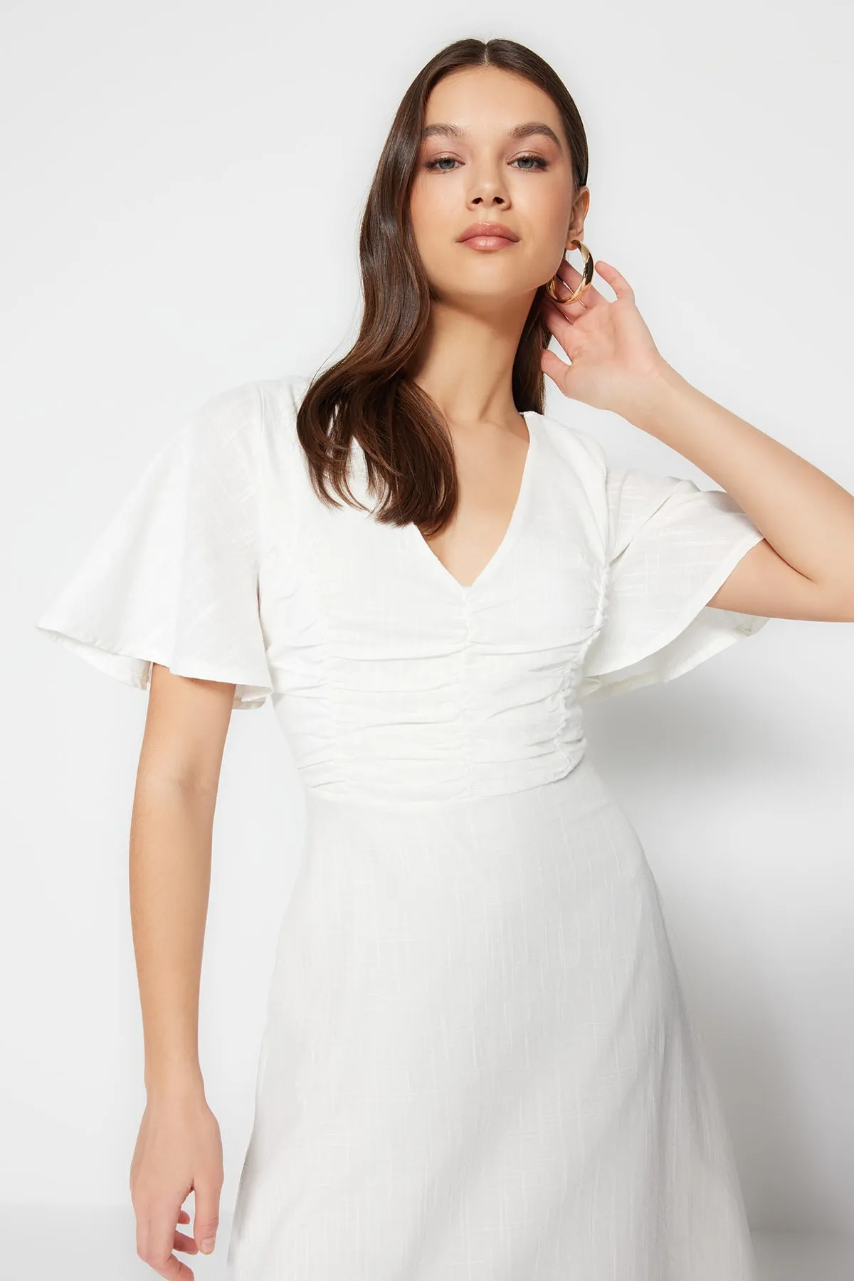 Trendyol Collection  Ecrufarbenes Midi-Webkleid mit A-Schnitt und Raffdetail TWOSS23EL00881