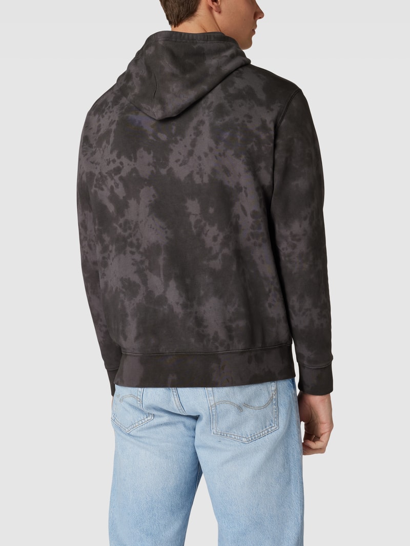 Hoodie im Batik-Look in schwarz