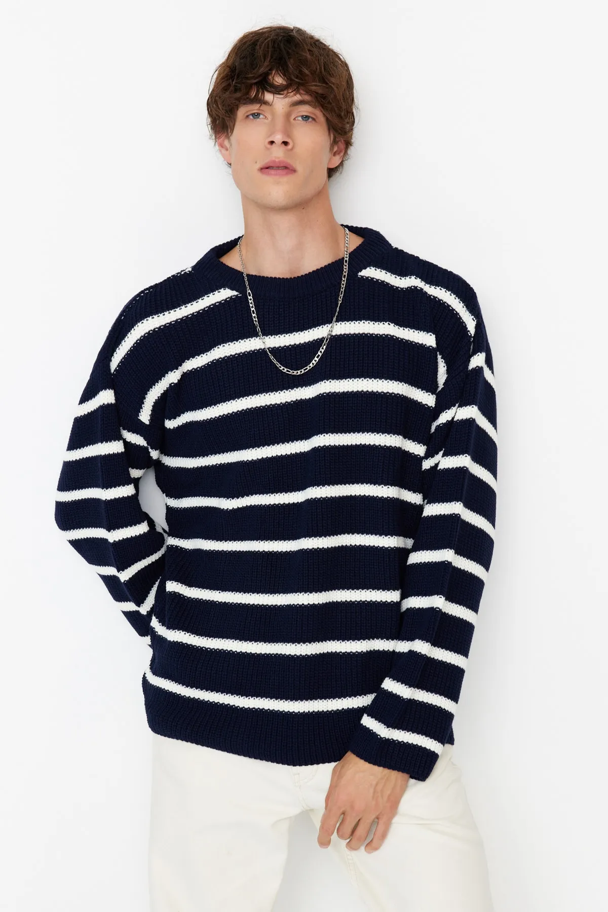 Trendyol Collection  Marineblauer Unisex-Strickpullover in Oversize-Passform, weiter Passform, Rundhalsausschnitt, TMNAW23KZ00285