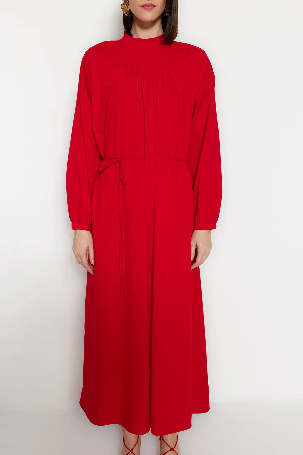 Trendyol Modest  Rotes, gewebtes Kleid mit weitem Schnitt, Gürtel und Raffung TCTSS23EB00281