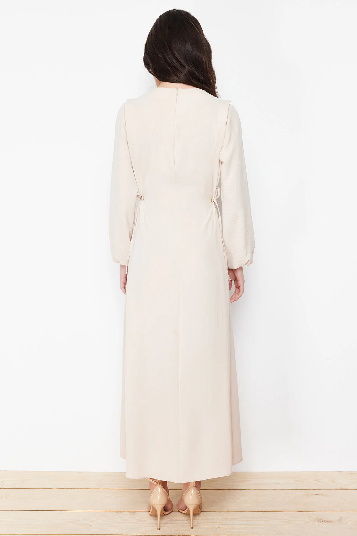 Trendyol Modest  Beigefarbenes Taillenseilband, detailliertes elastisches Aerobin-Webkleid am Ärmelende TCTSS22EB00104
