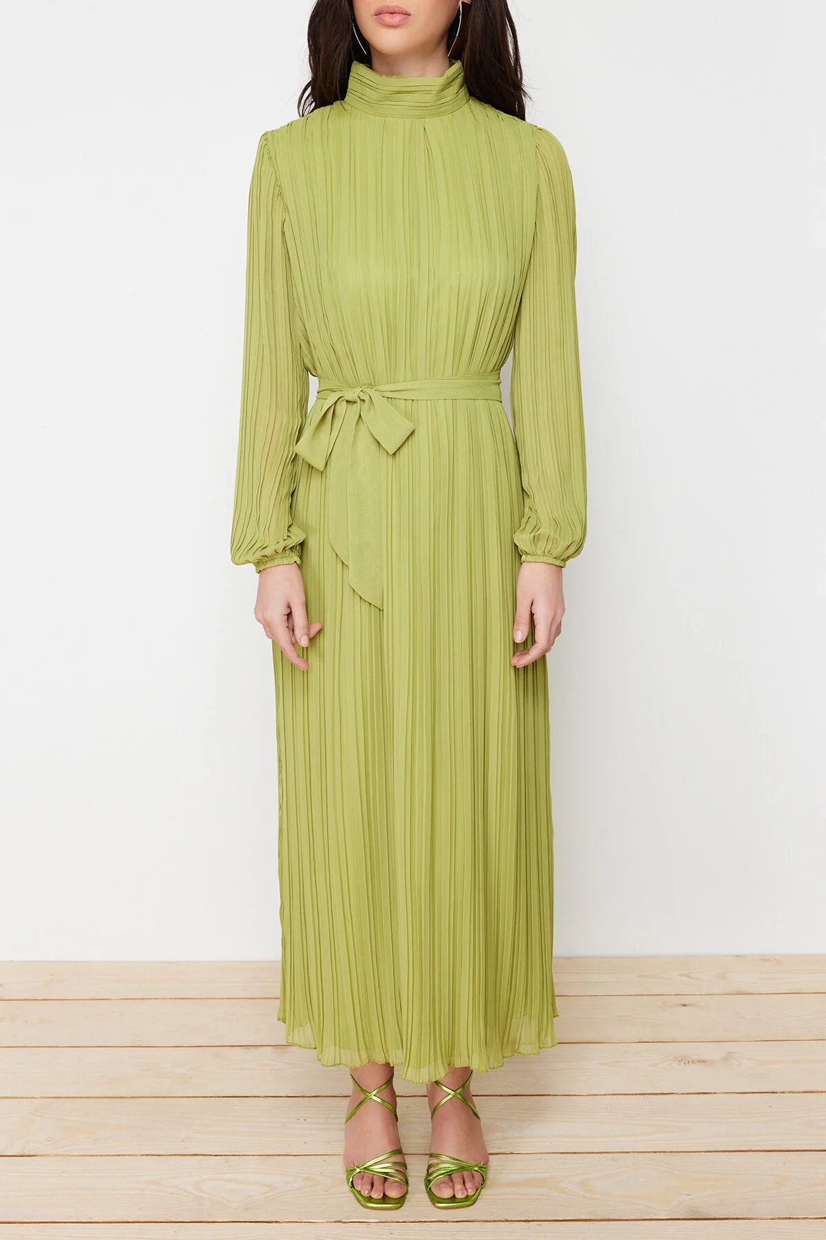 Trendyol Modest  Ölgrünes, plissiertes, gewebtes, gefüttertes Chiffonkleid TCTSS24DB00040