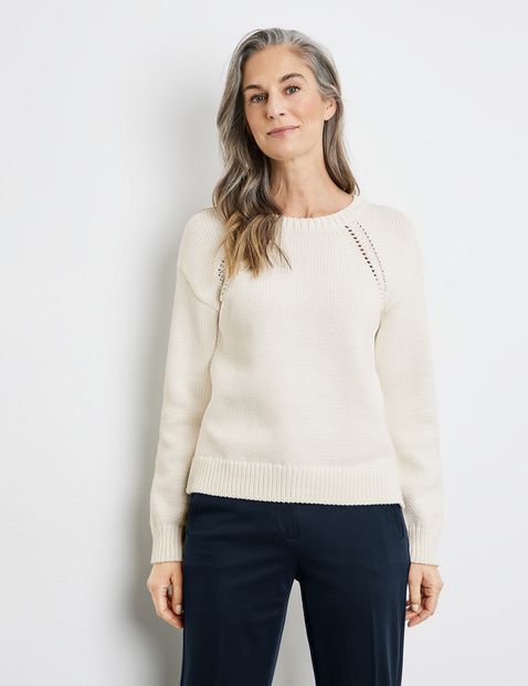 Moderner Strickpullover mit Lochstrickdetails