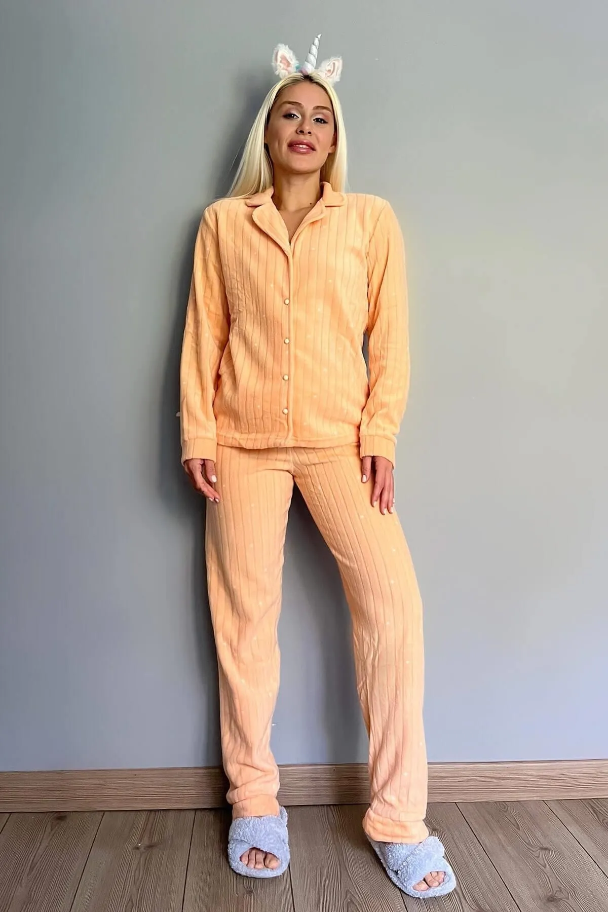 Pijamaevi  Orangefarbenes, gepunktetes Pyjama-Set aus Plüsch-Fleece mit Knöpfen vorne