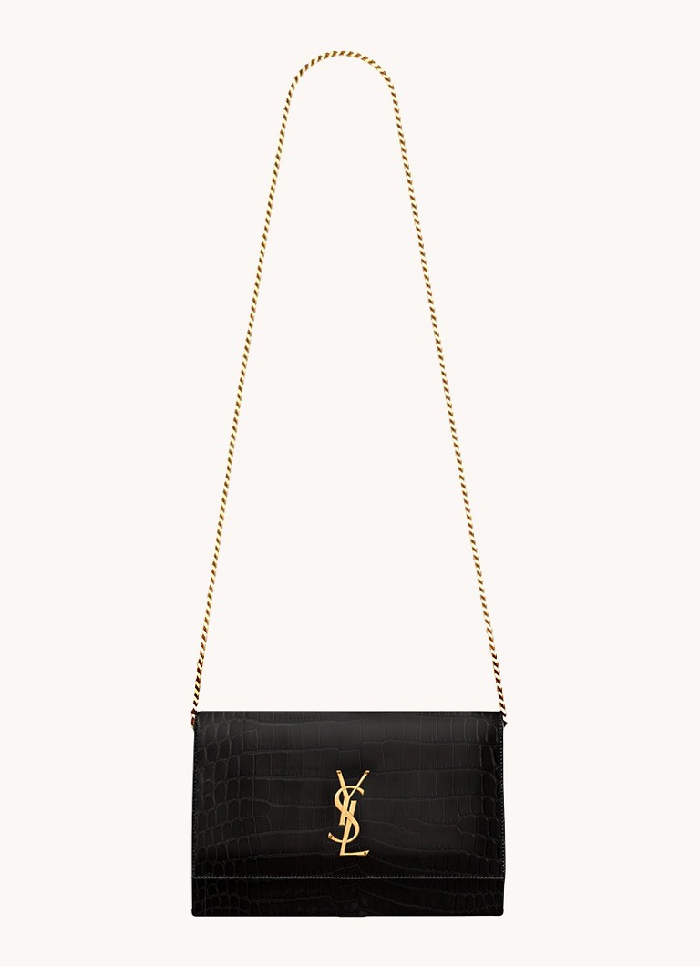 Carteira Saint Laurent Cassandre em pele de vitelo com textura de crocodilo e alça de ombro.