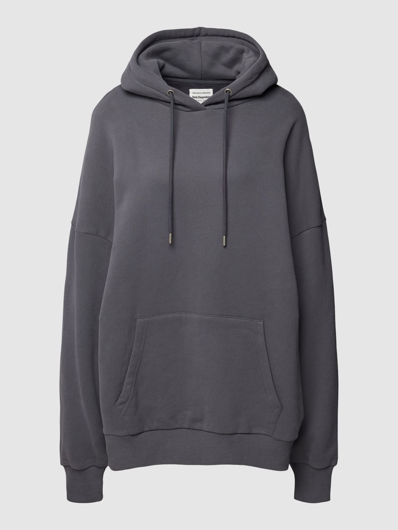 Hoodie mit Känguru-Tasche in schwarz