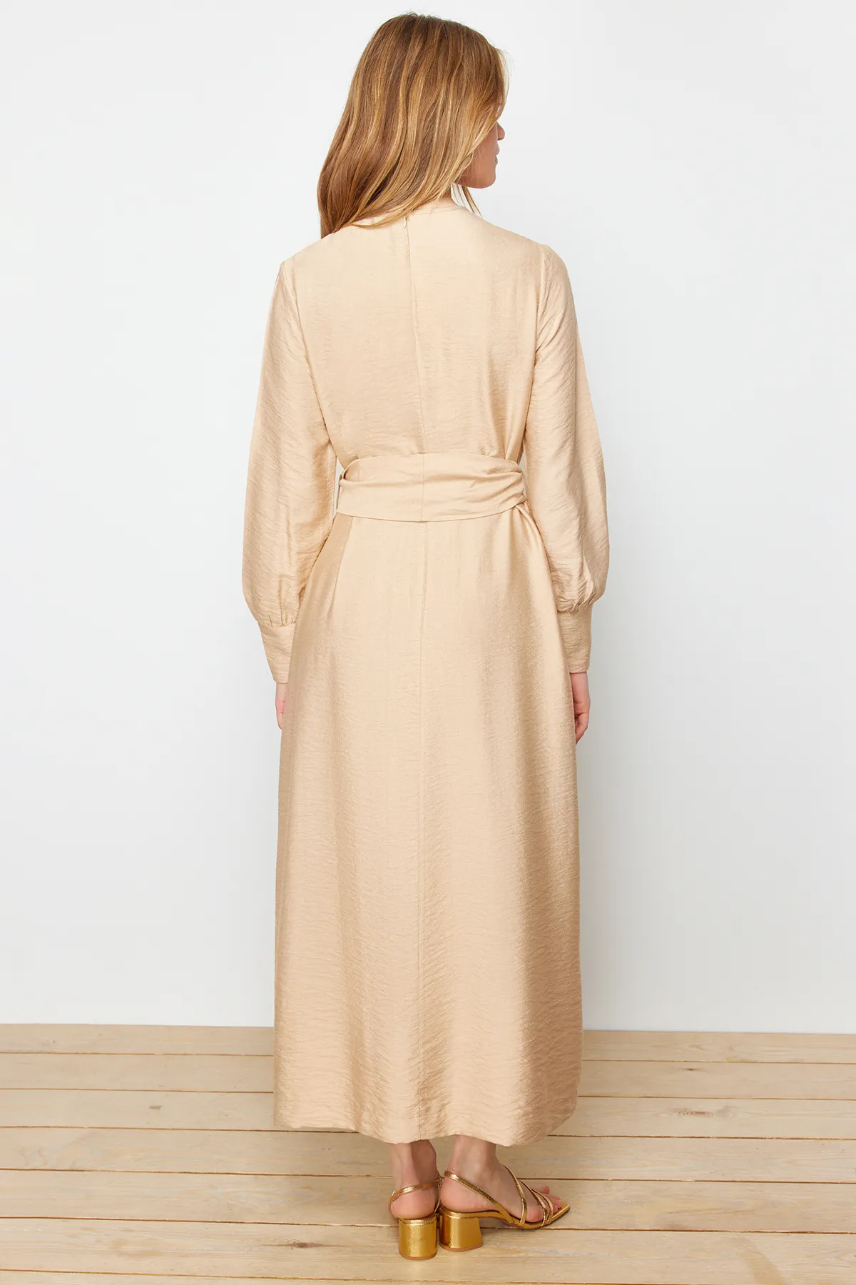 Trendyol Modest  Hellbraunes Kleid in Leinenoptik mit breitem Gürtel, Reißverschluss und Manschetten TCTSS23EB00219
