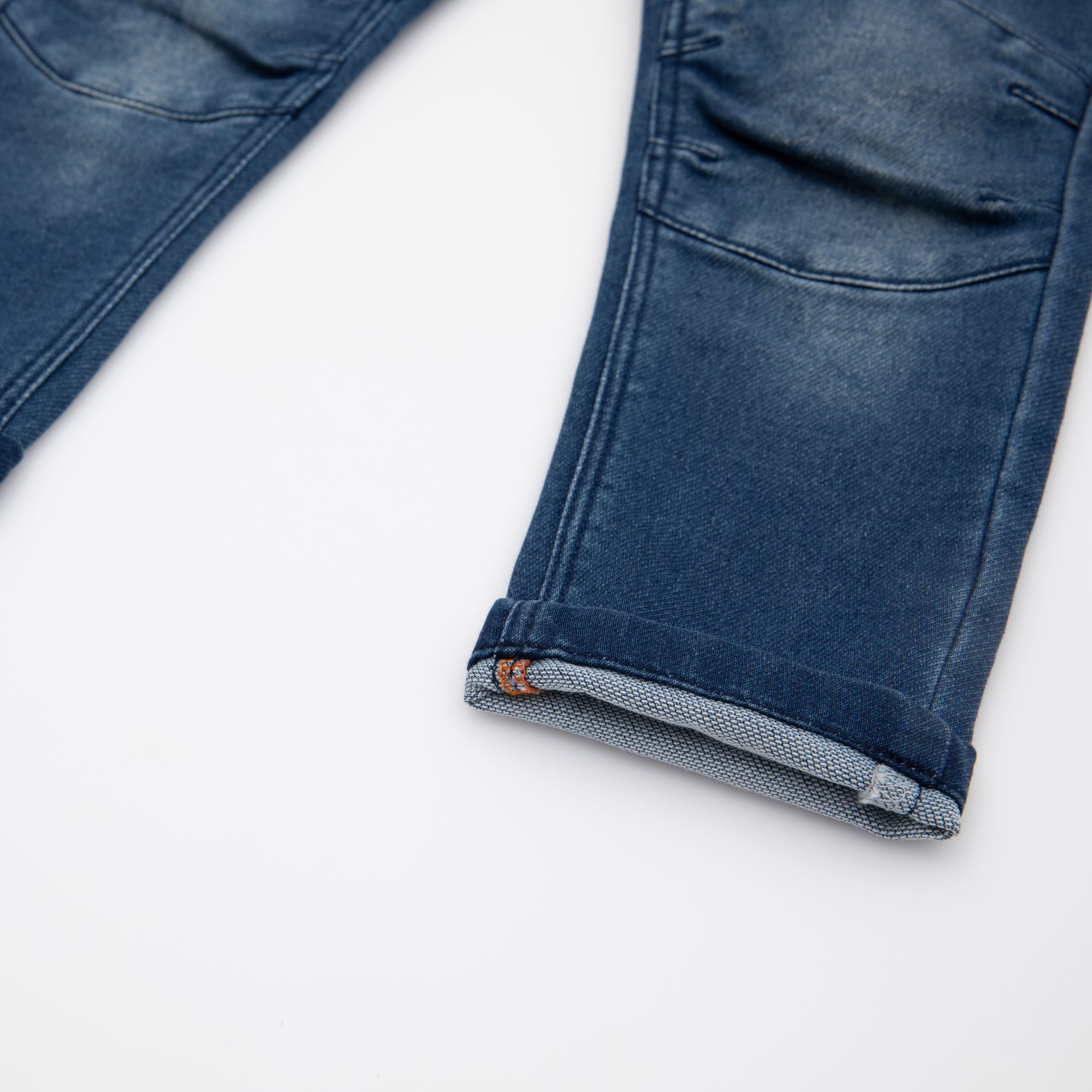 Coole Kinderjeans mit Knieeinsätzen