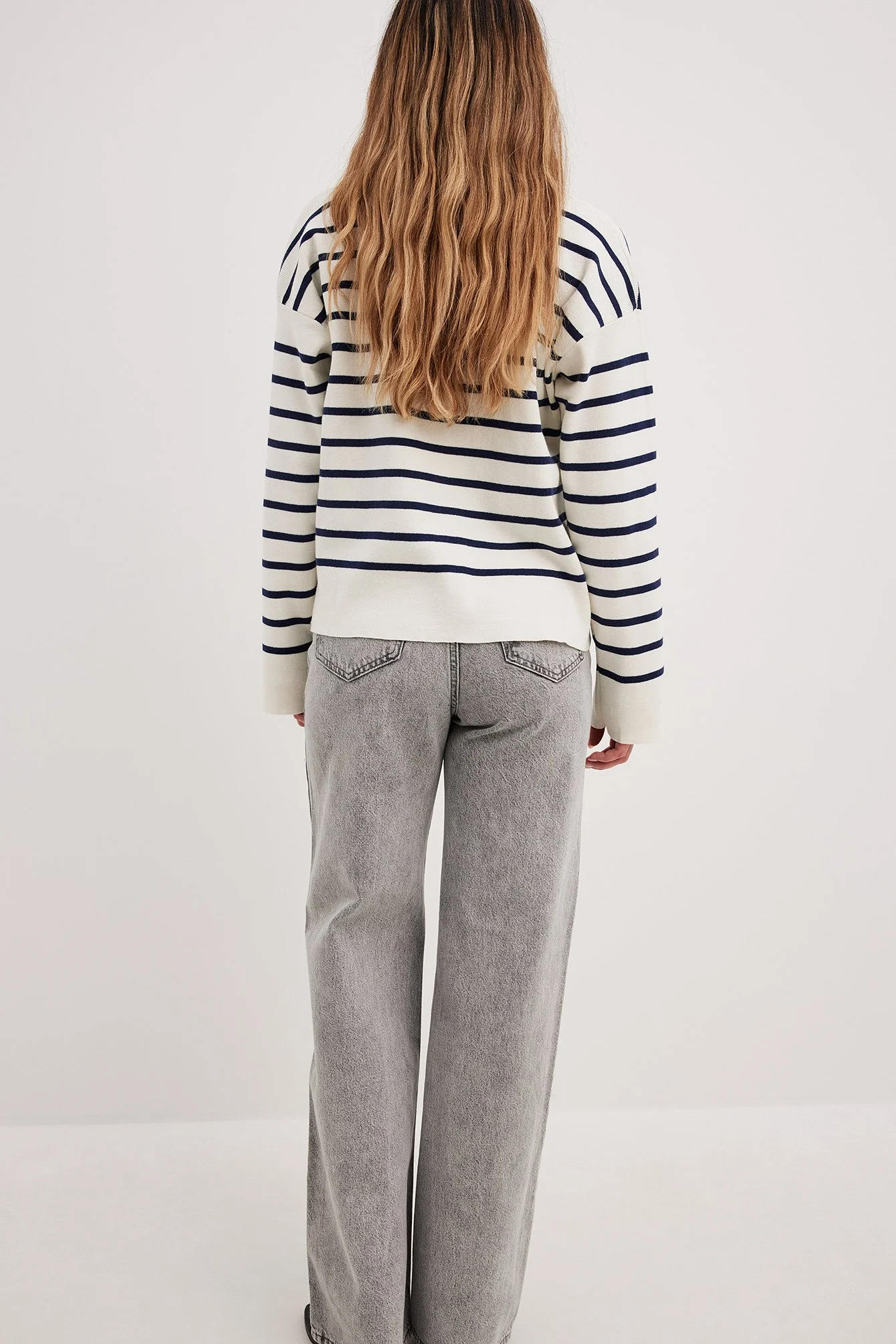 Gestreifter Pullover mit Strickkragen