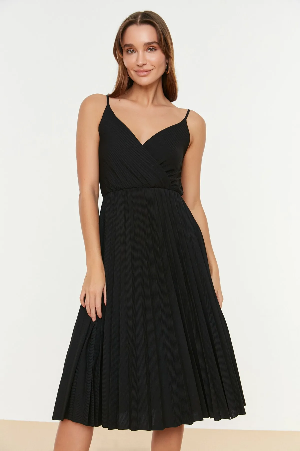 Trendyol Collection  Schwarzes, zweireihiges, dehnbares Strickkleid mit offener Taille/Skater-Midikleid mit plissierten Trägern TWOSS20EL2729