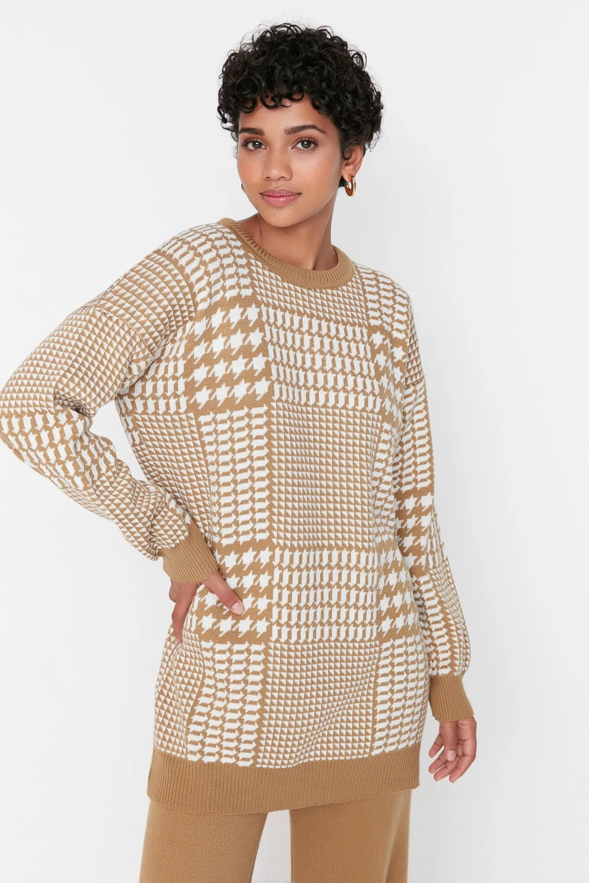 Trendyol Modest  Kamelfarbenes Strickset aus Pullover und Hose mit Hahnentrittmuster TCTAW23US00007