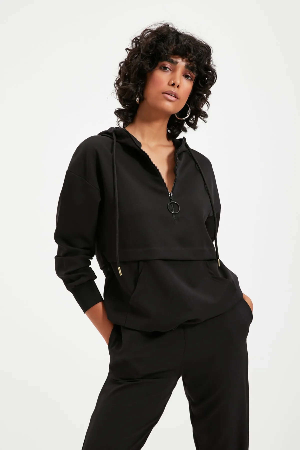 Trendyol Collection  Schwarzes Set aus gewebtem Ober- und Unterteil mit Kapuze TWOAW22AU0111