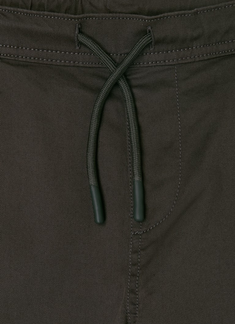 Calças cargo Lyle & Scott de corte reto com bolsos aplicados.