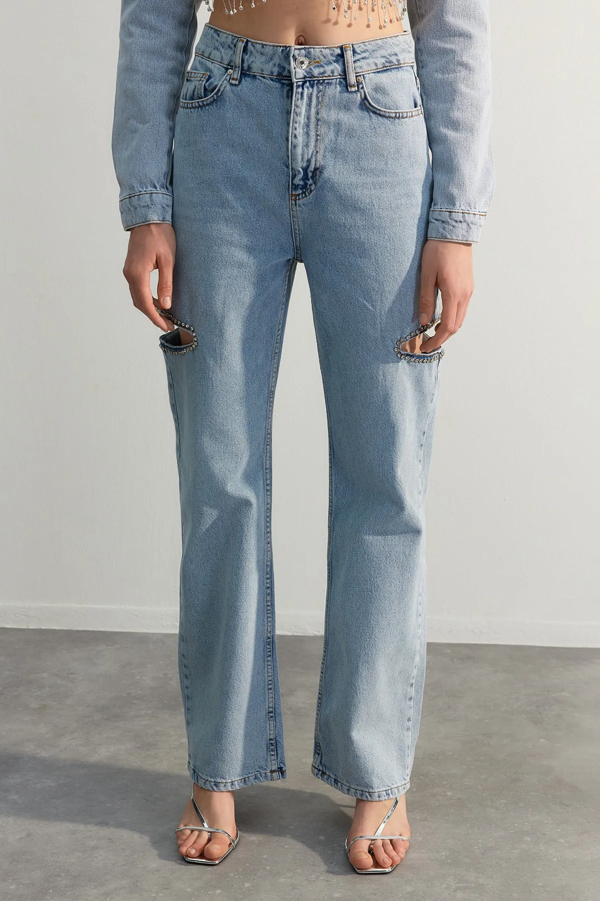 Trendyol Collection  Hellblaue Jeans mit Cut-Outs und Steindetails TPRAW23JE00010