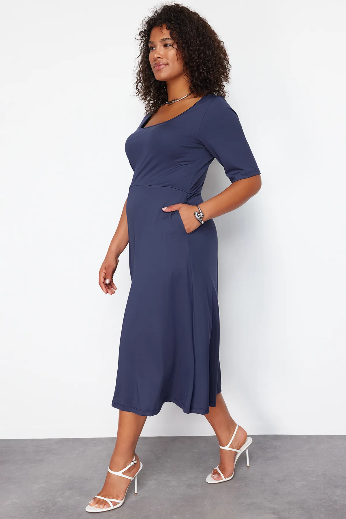 Trendyol Curve  Marineblaues, nachhaltigeres Midi-Strickkleid TBBSS24AH00168