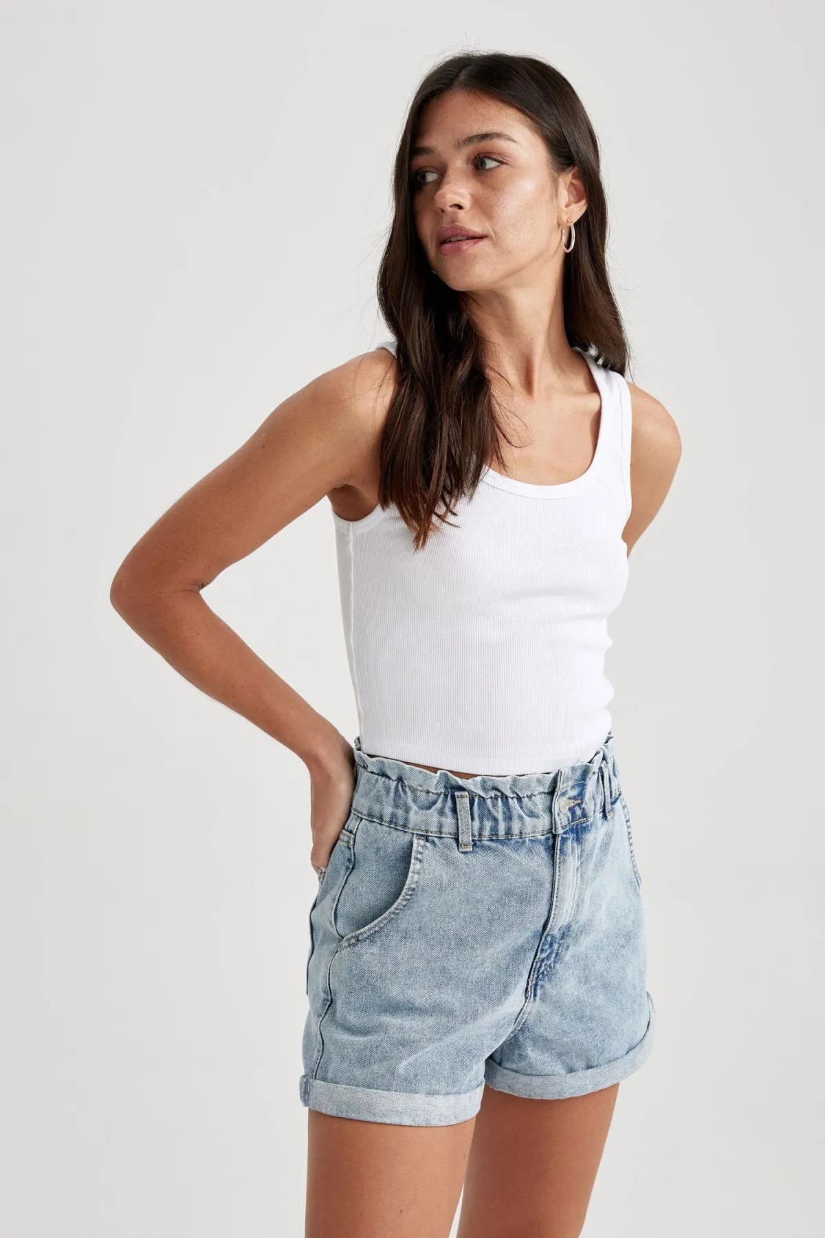 DeFacto  Tailliertes, geripptes Camisole-Tanktop mit U-Ausschnitt A1665ax23sm