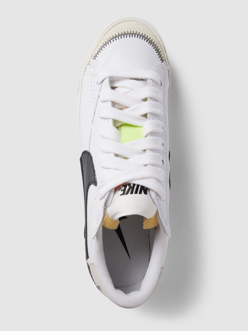 Sneaker mit Label-Detail in weiß