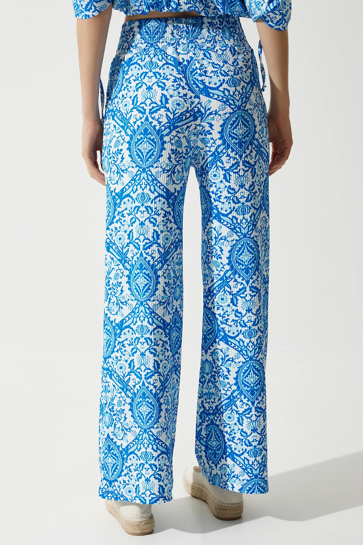 Happiness İstanbul  Damen-Palazzo-Strickset mit blau-weiß gemusterter Bluse MC00264