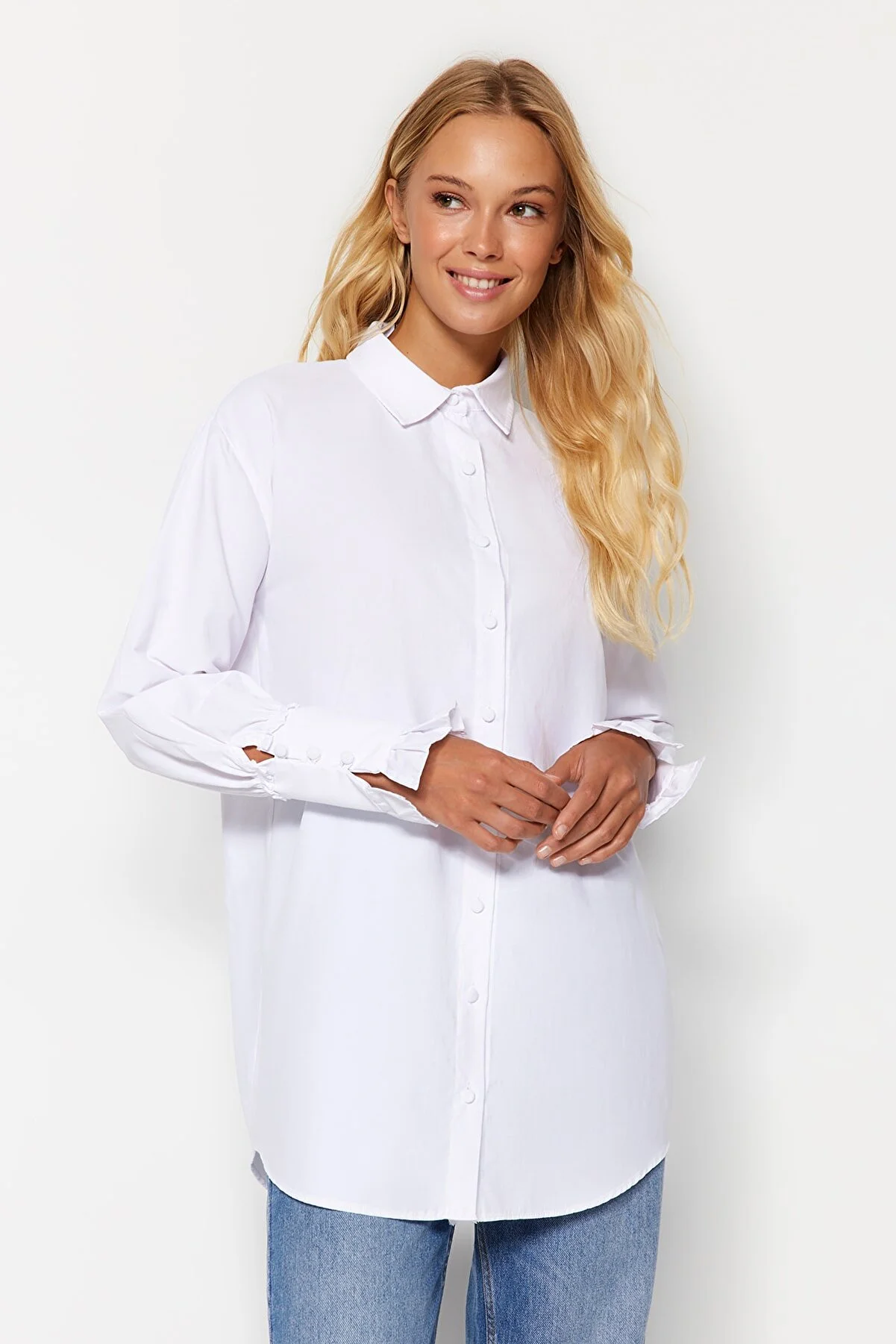 Trendyol Modest  Weißes Hemd aus gewebter Baumwolle mit Rüschendetail TCTAW24TG00016