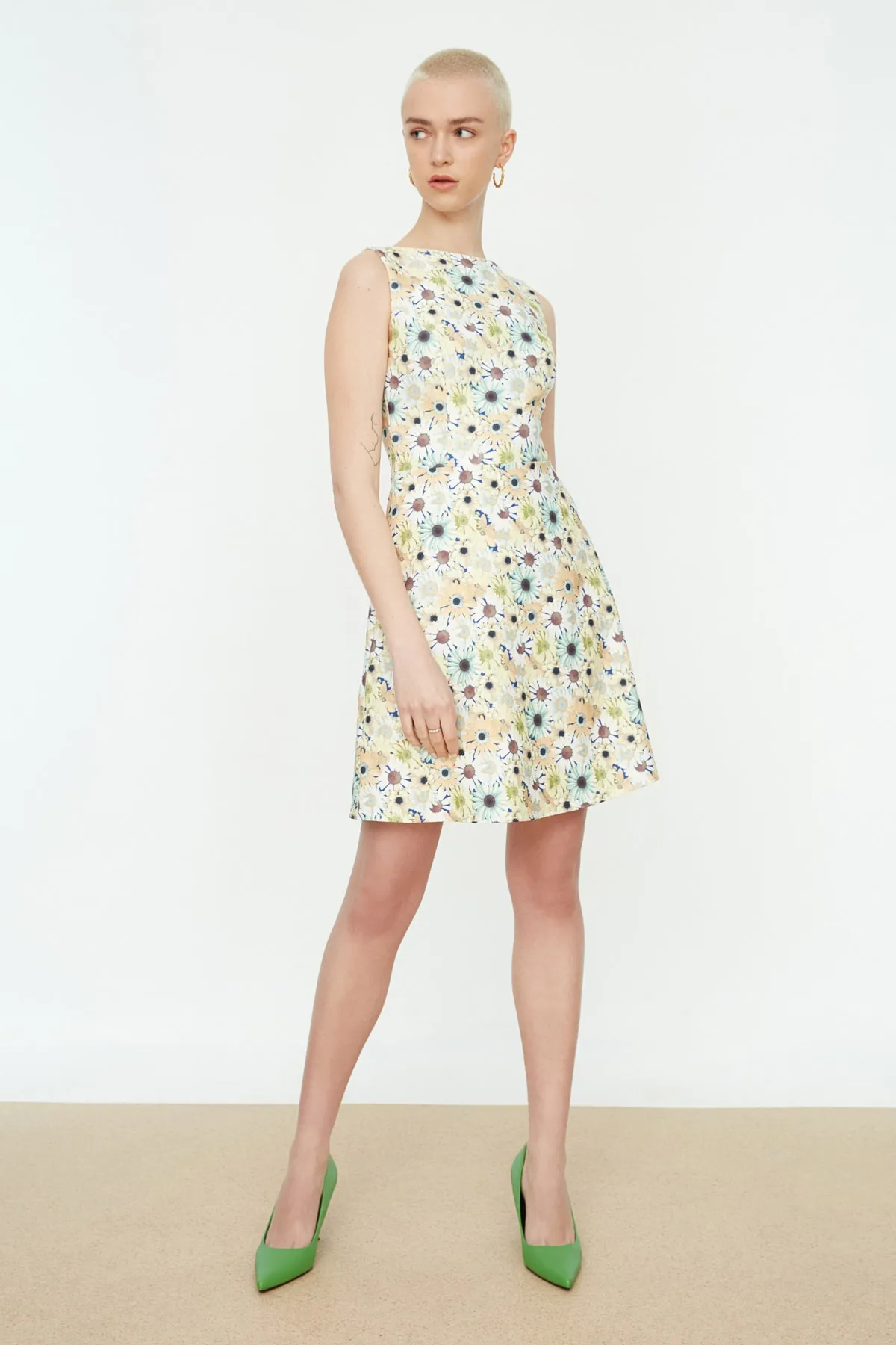 Trendyol Collection  Gewebtes Kleid mit Blumenmuster in Ecru TWOSS19WR0042