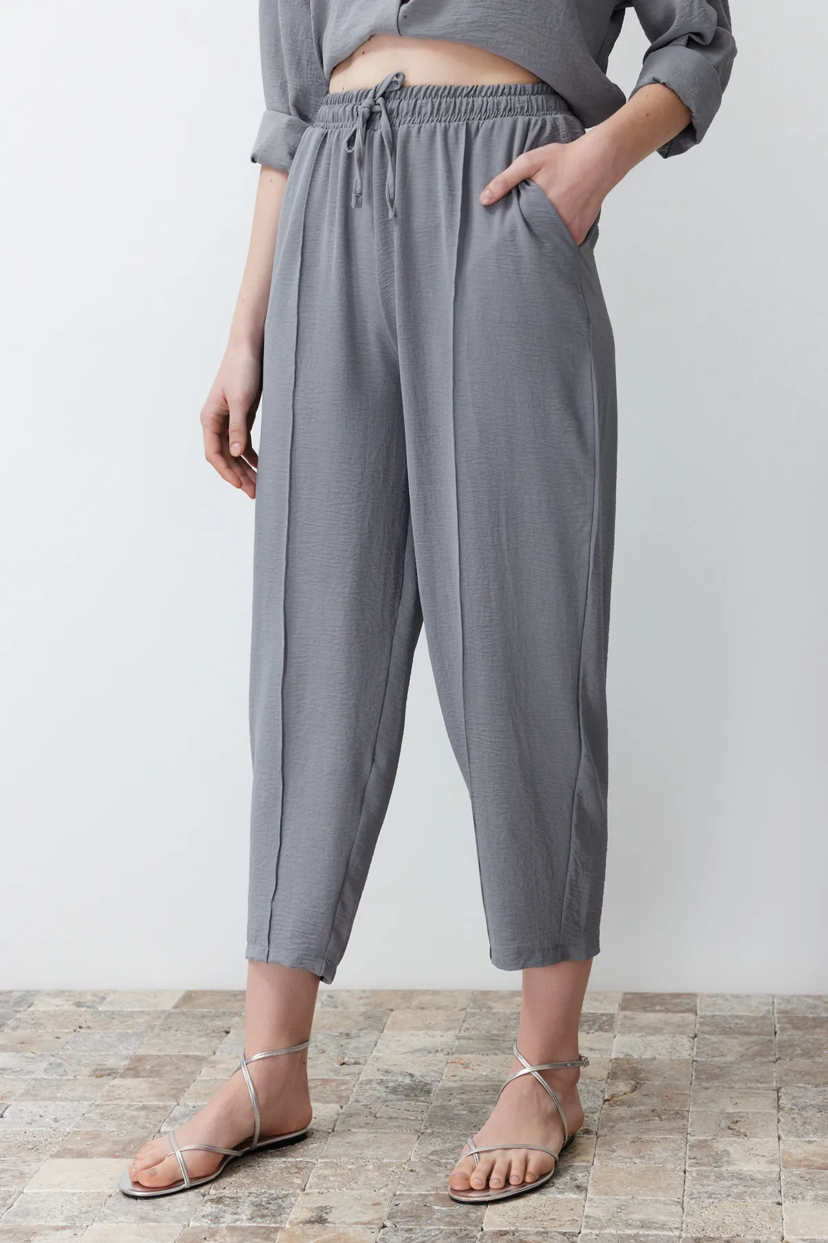 Trendyol Collection  Graues Hemd und Hose Aerobin Woven Bottom&Top Bottom-Top Set TWOSS24AU00038