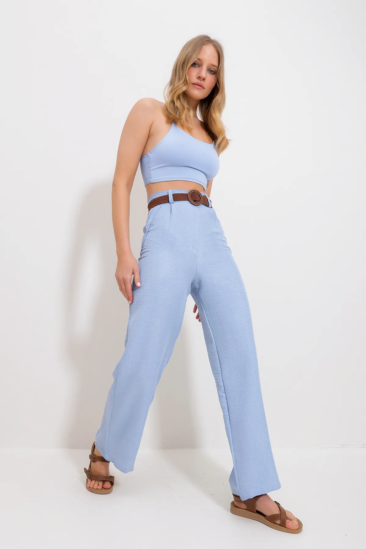 Trend Alaçatı Stili  Hellblaue Webhose mit hoher Taille für Damen mit Gürtel und verstecktem Reißverschluss an der Seite ALC-X11881