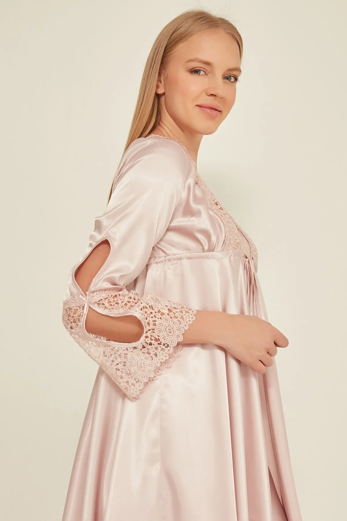 C&City  920 2-teiliges Aussteuerset für Damen, Nachthemd, Morgenmantel, Puder