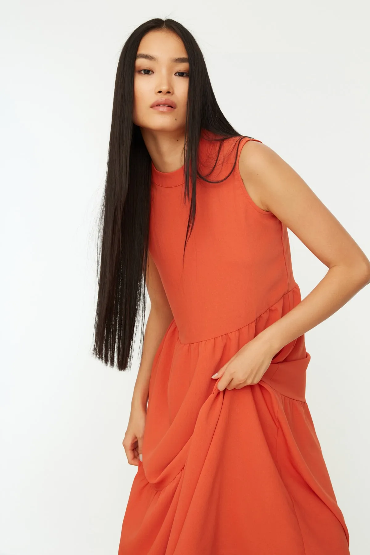 Trendyol Collection  Orangefarbenes, gerade geschnittenes Midi-Webkleid mit Stehkragen TWOSS20EL1864