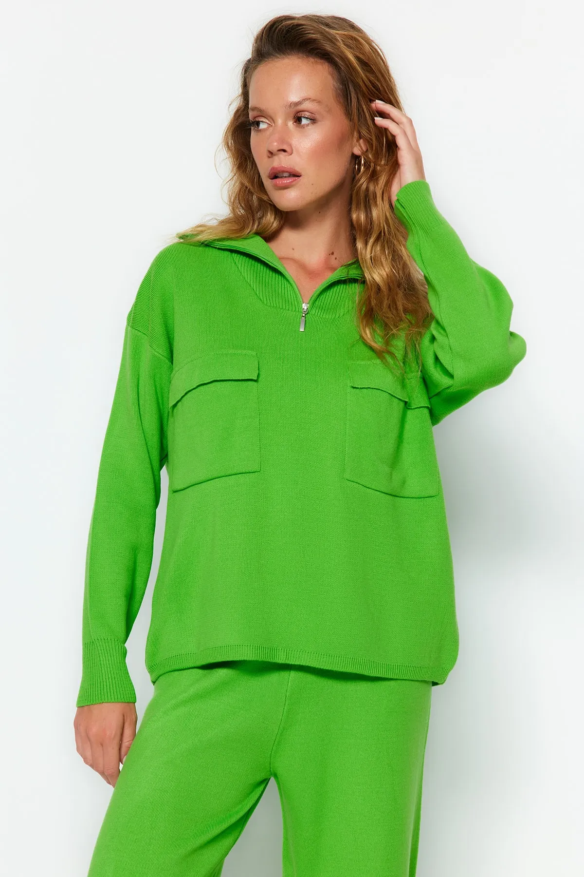 Trendyol Collection  Grünes, weit geschnittenes Strickoberteil und -unterteil-Set TWOAW24AU00010
