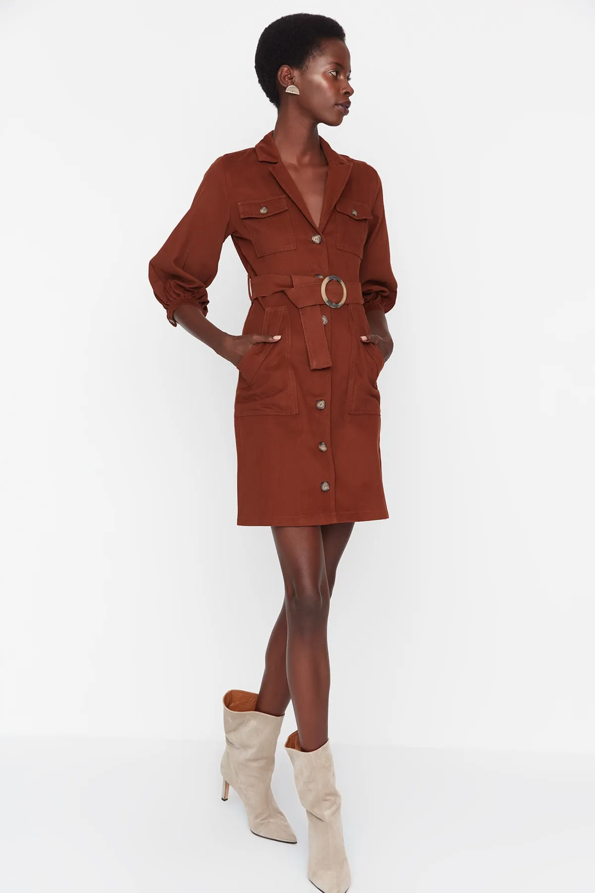 Trendyol Collection  Braunes, detailliertes Webkleid mit Krawatte TWOAW20EL1156