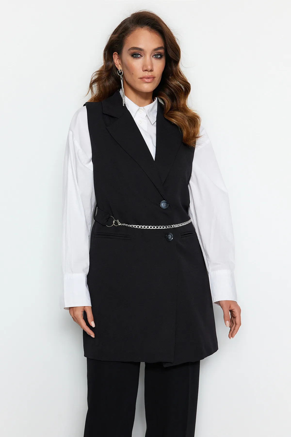 Trendyol Modest  Schwarze, detaillierte Webweste mit Kettengürtel TCTAW23YL00013