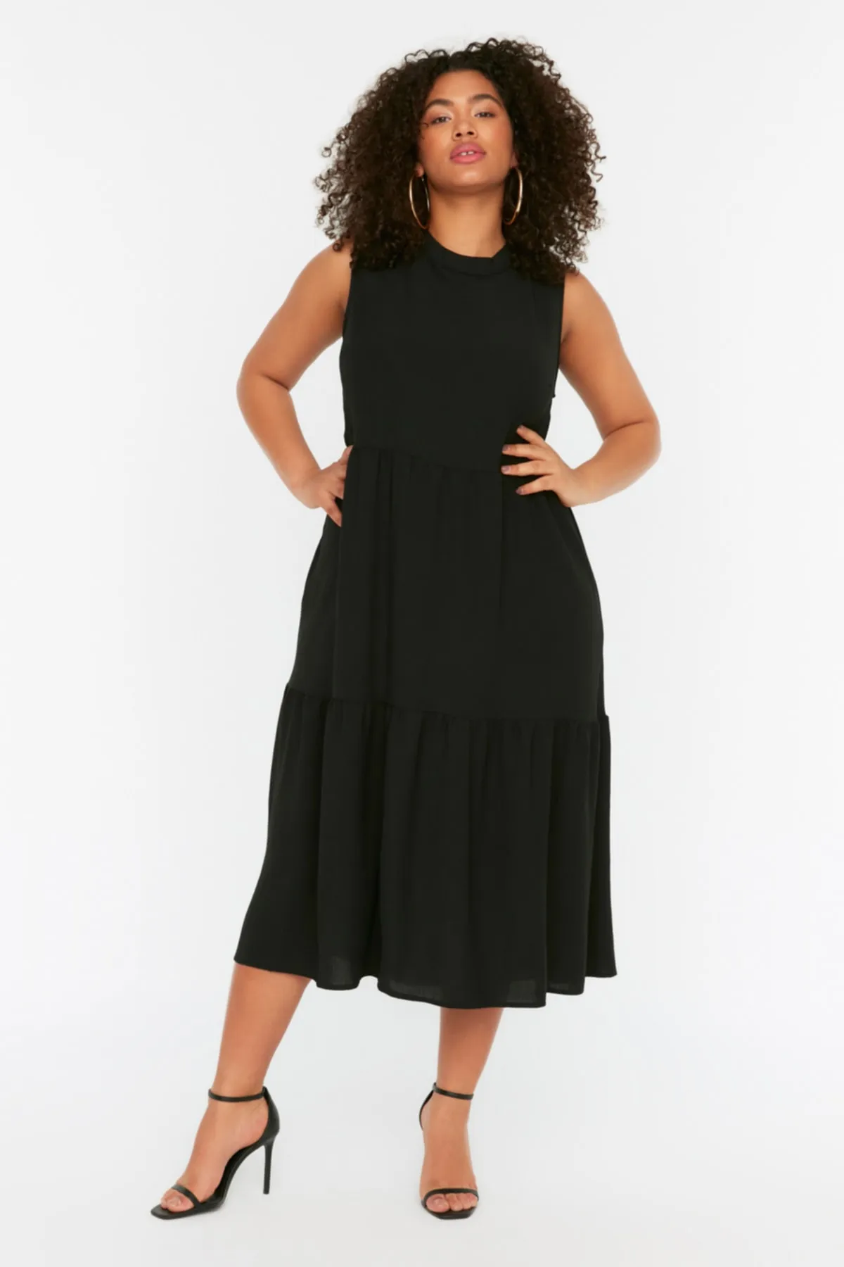 Trendyol Curve  Schwarzes gewebtes Kleid mit Schwungrad-Details TBBSS22EL1593