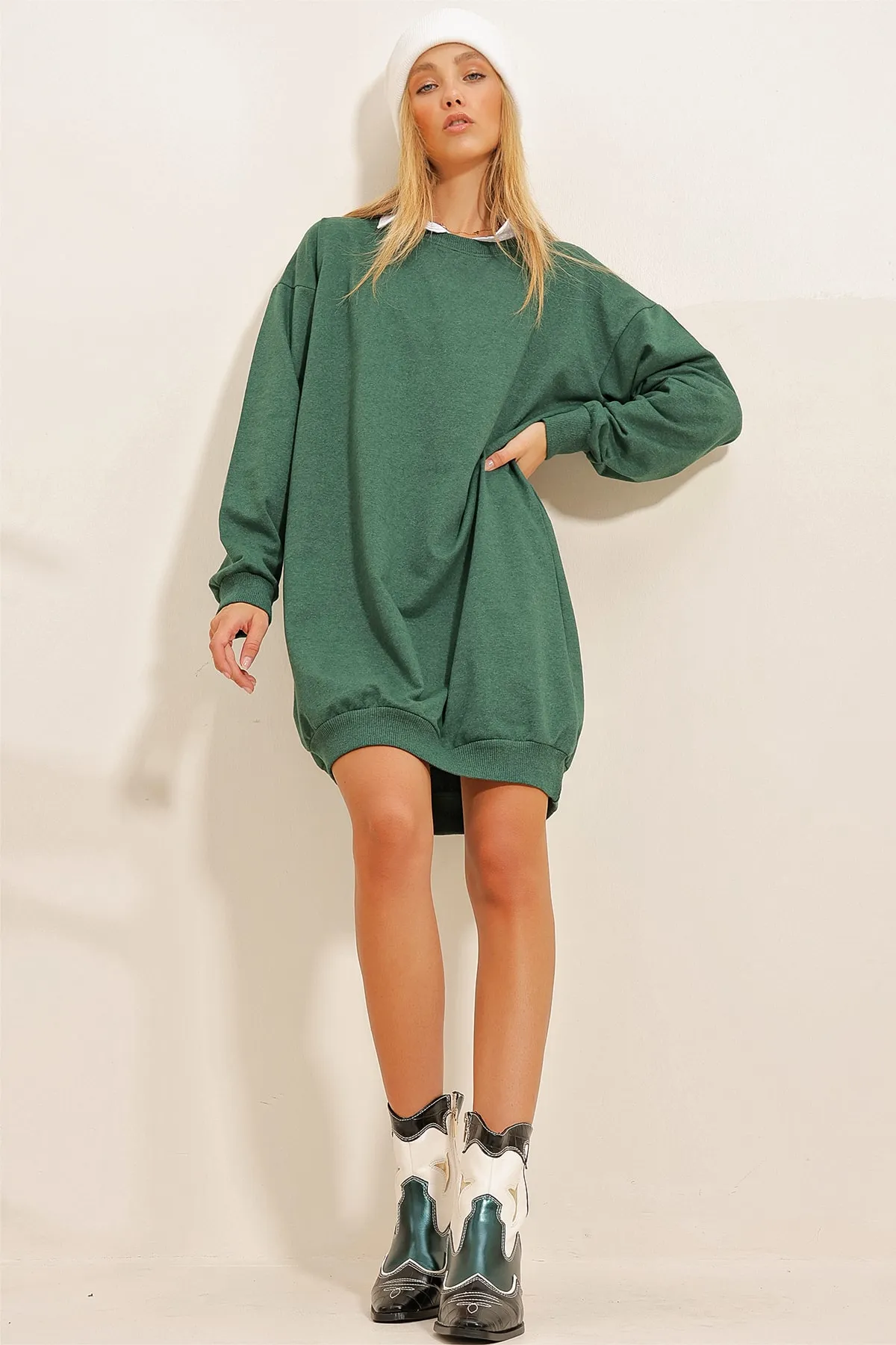 Trend Alaçatı Stili  Walnussgrünes Oversize-Sweatshirtkleid mit Rundhalsausschnitt für Damen ALC-X10859