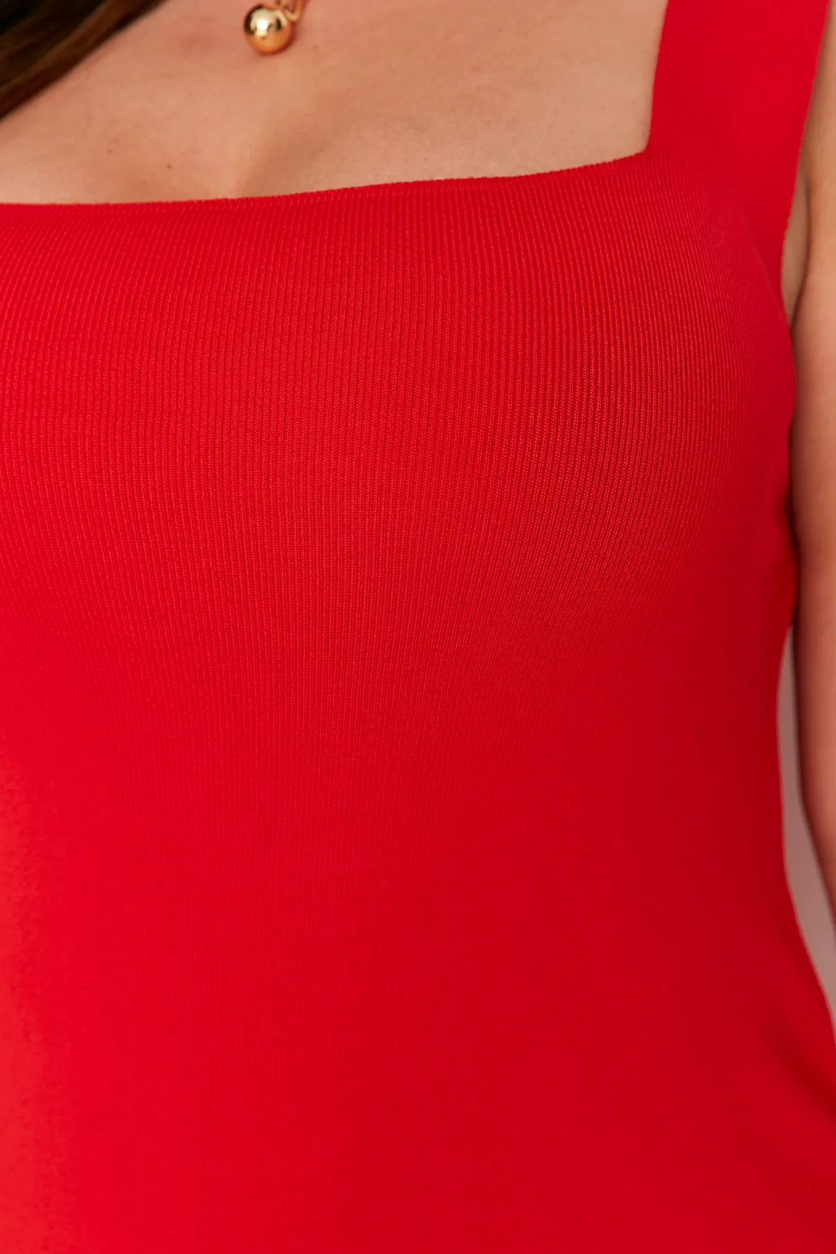 Trendyol Curve  Rotes Strickkleid mit Trägern TBBAW23AH00024