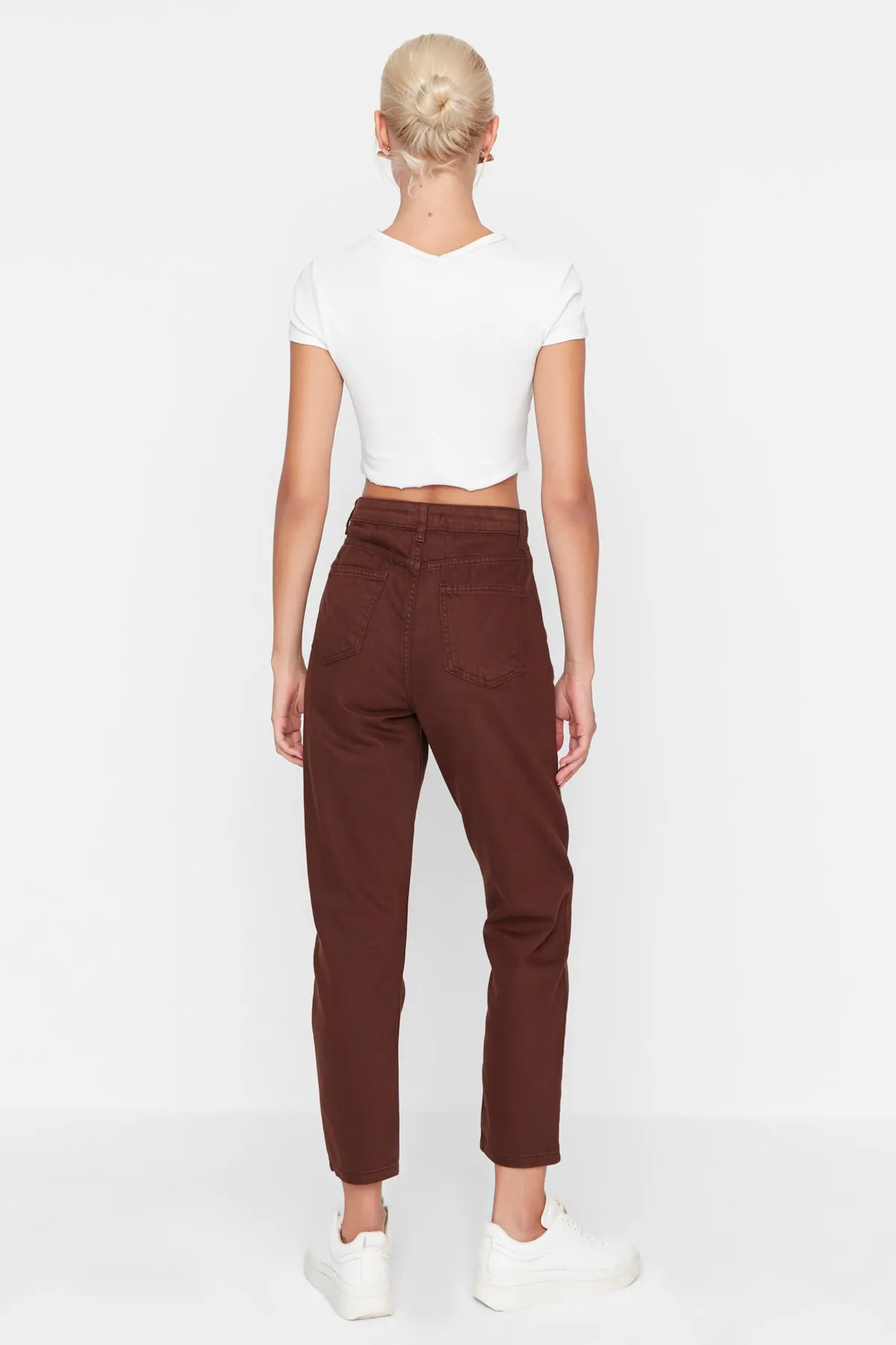 Trendyol Collection  Braune Mom-Jeans mit hoher Taille