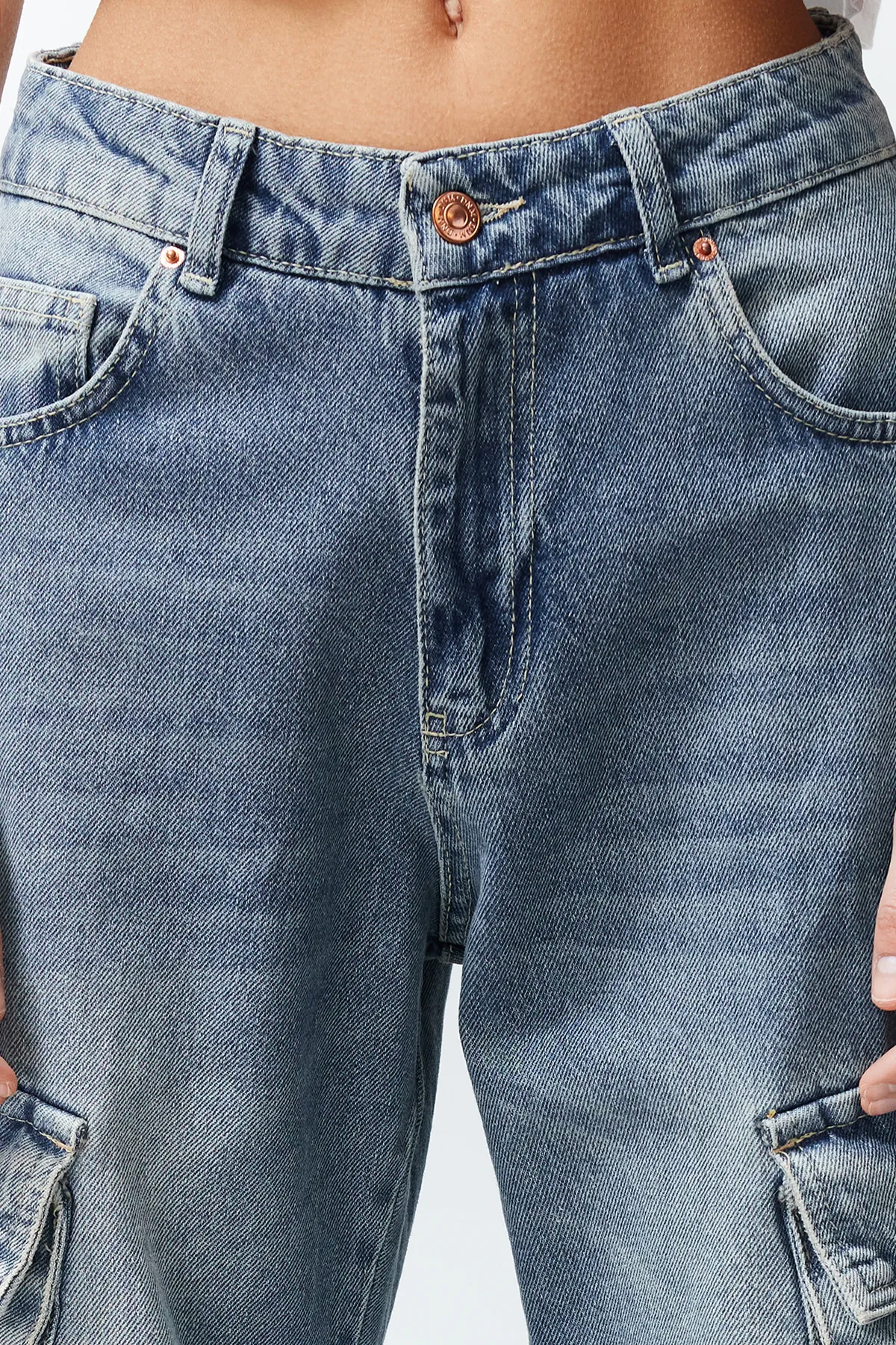Trendyol Collection  Blaue Skater-Jeans mit Cargotasche und hoher Taille TWOSS24JE00170