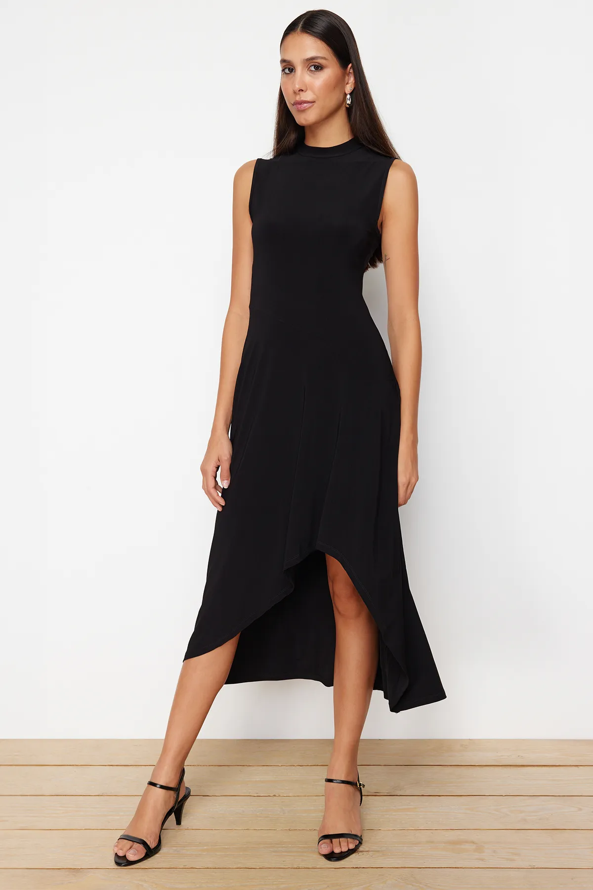 Trendyol Collection  Schwarzes asymmetrisches Stehkragen-Midikleid mit ärmellosen Ärmeln und Stretch-Strick TWOSS24EL00814