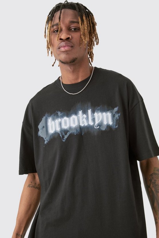 Tall schwarzes T-Shirt mit Brooklyn-Print
