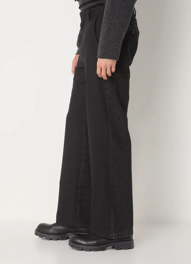 Pantaloni chino Diesel P-WIRE-B cu croială lejeră, confecționați din amestec de lână virgină și detalii din denim.
