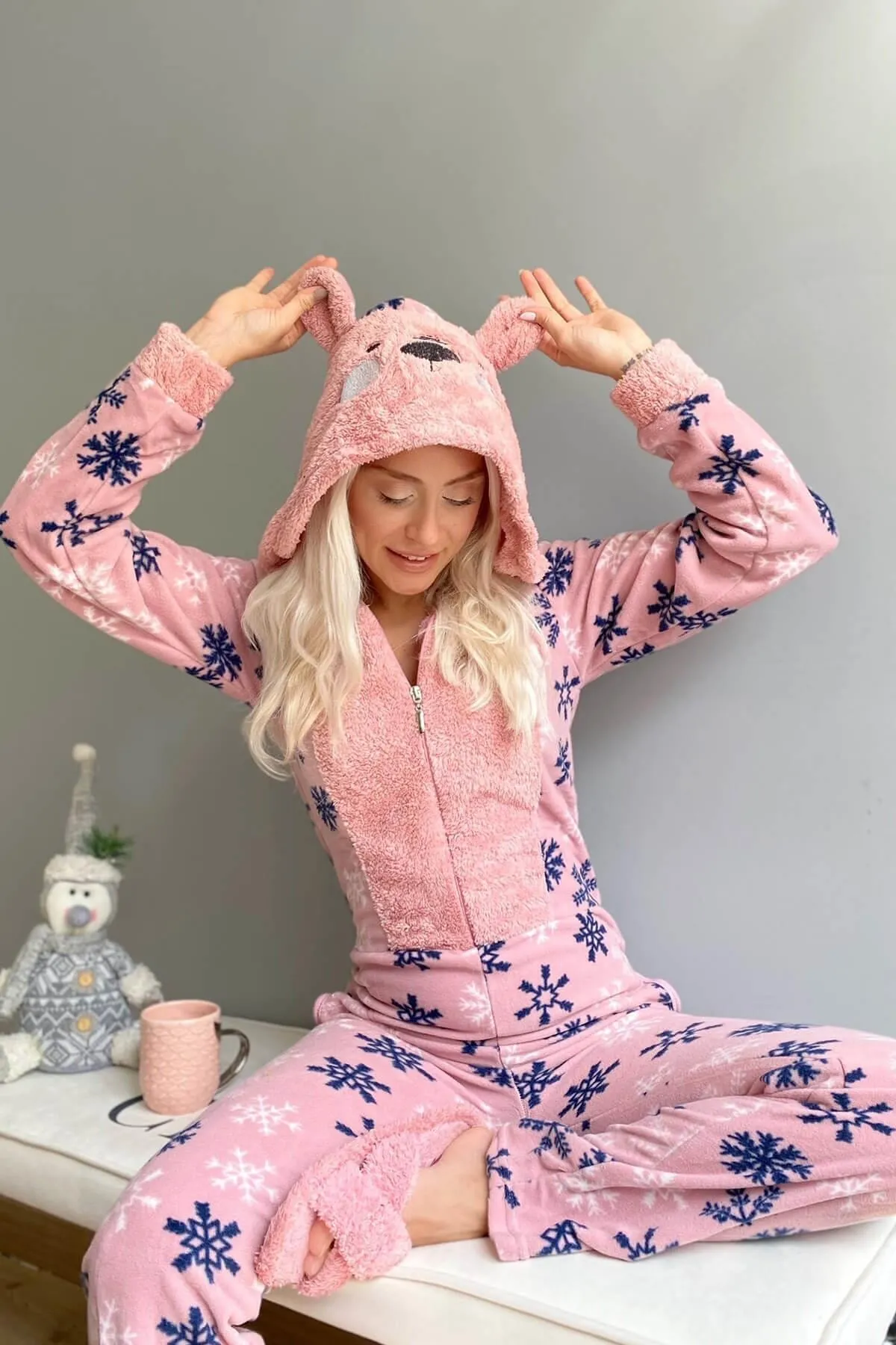 Pijamaevi  Rosa Schneeflocken-gemusterter Damen-Overall-Pyjama aus Fleece und Plüsch für Damen