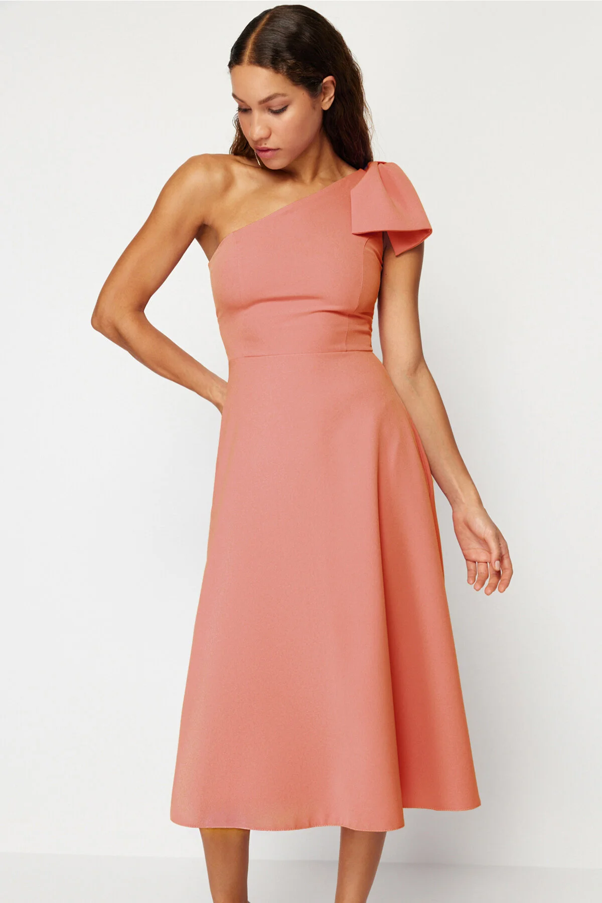 Trendyol Collection  Orangefarbenes, stilvolles Abendkleid mit Schleife TPRSS24EL00105