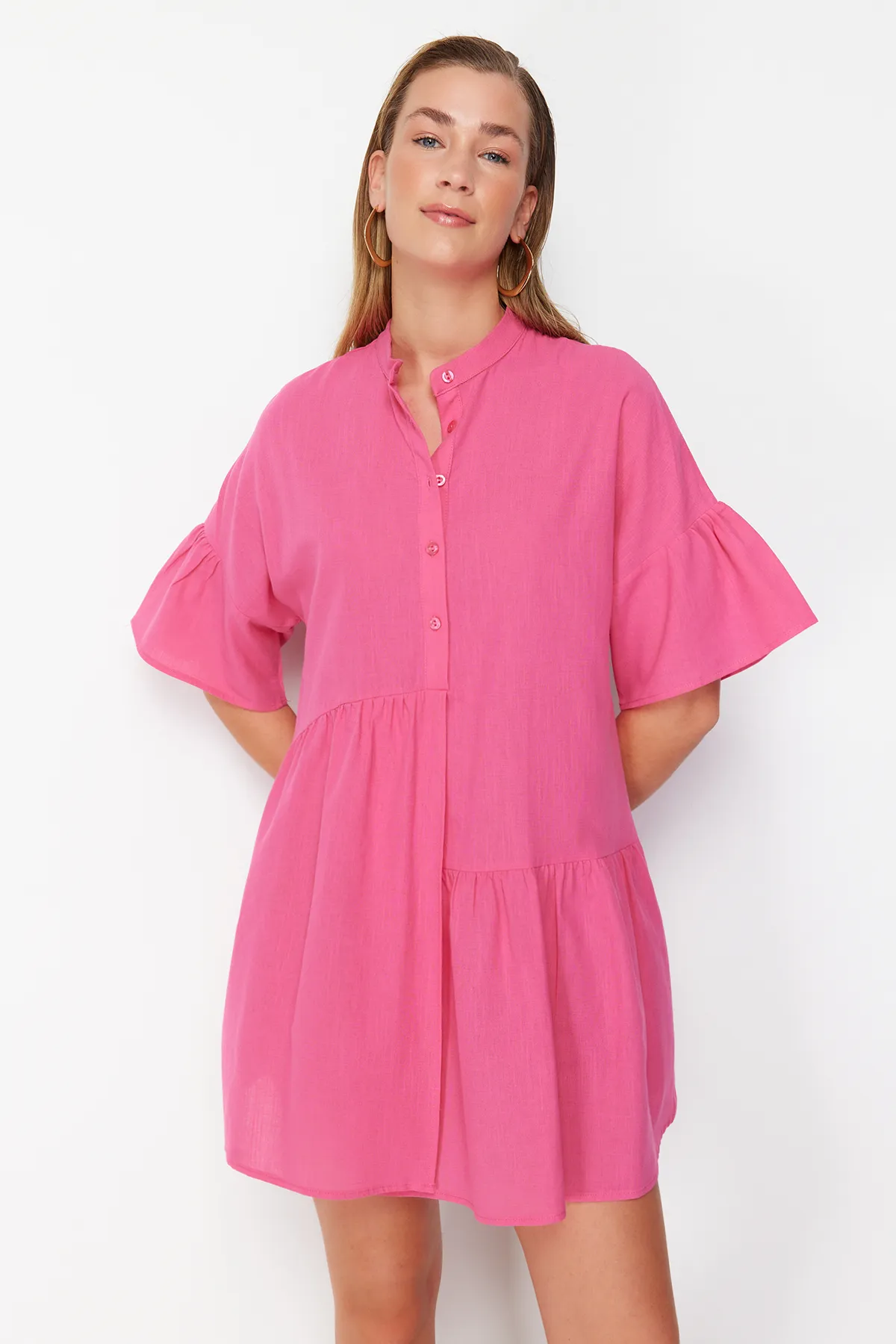 Trendyol Collection  Rosafarbenes, weit geschnittenes Mini-Strandkleid mit gewebten Rüschen TBESS20EL0873