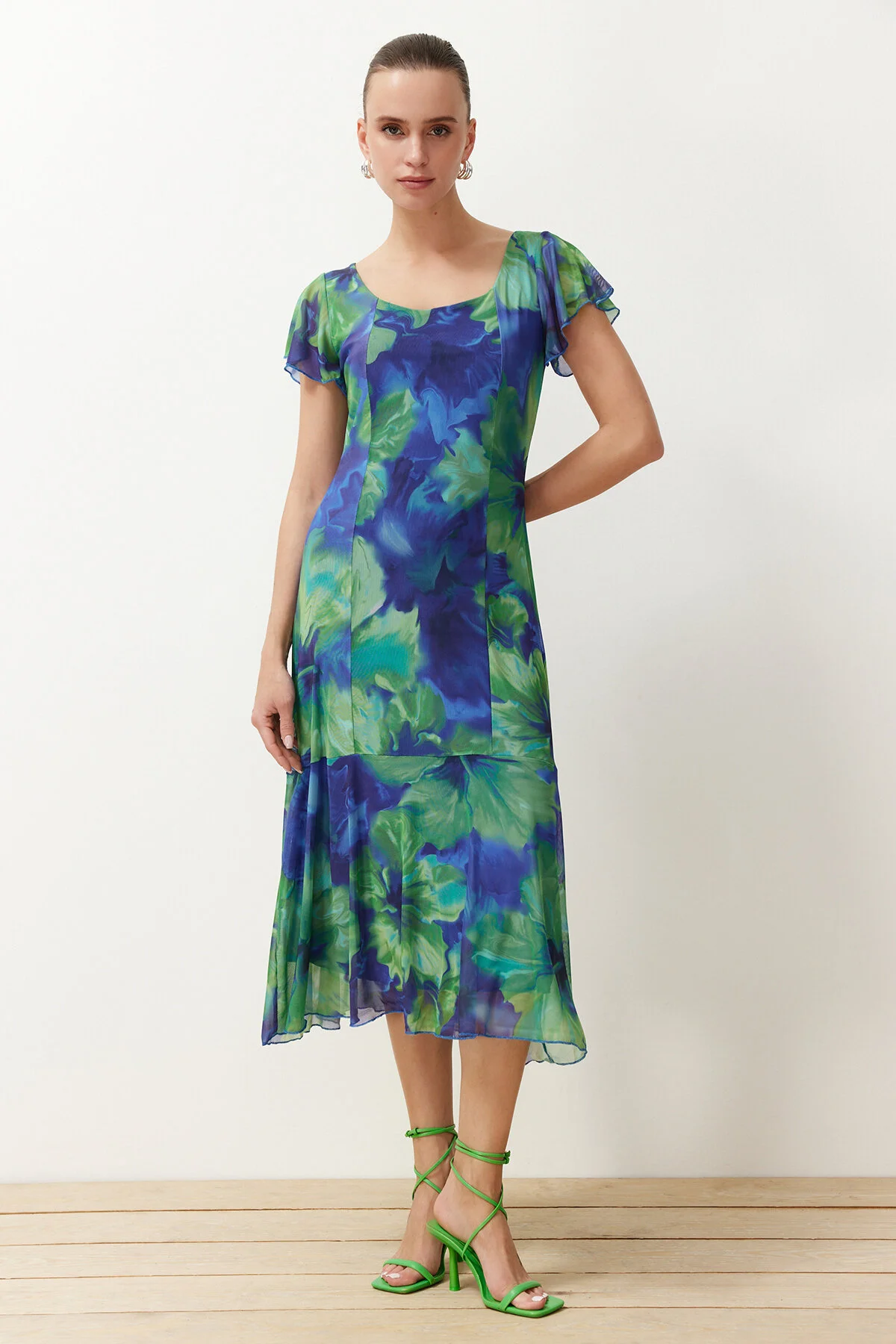 Trendyol Collection  Blaues florales Midi-Strickkleid mit quadratischem Kragen in A-Linie/Glockenform TWOSS24EL00876